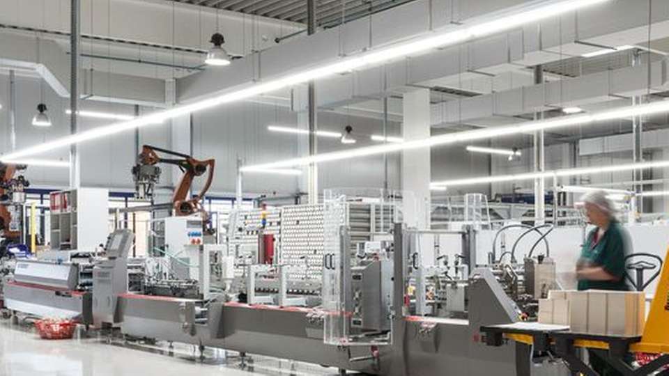 In Produktionshallen können LEDs für bessere Lichtverhältnisse sorgen und gleichzeitig Energie sparen.