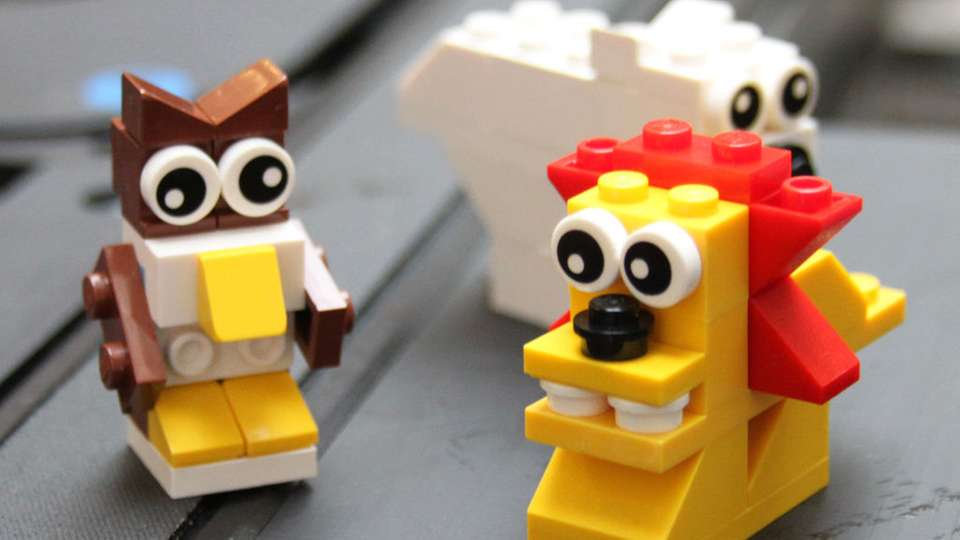 Als Demonstrationsobjekt baut die Smart-Factory-OWL-Modellanlage ein Lego-Tier zusammen. 