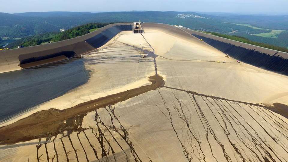 Das Wasser des Oberbeckens des Pumpspeicherwerks in Goldisthal muss vollständig abgelassen werden, um die Mastix-Schicht aufzutragen.