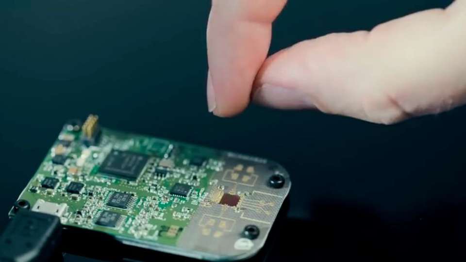 Der Project Soli genannte Chip erkennt auch kleine Fingergesten.