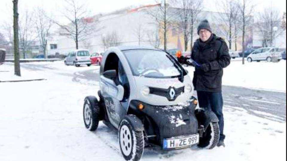 
                        
                        
                          Hartgesotten: Dr. Michael Brax nutzt auch im Winter ein offenes Elektrofahrzeug.
                        
                      