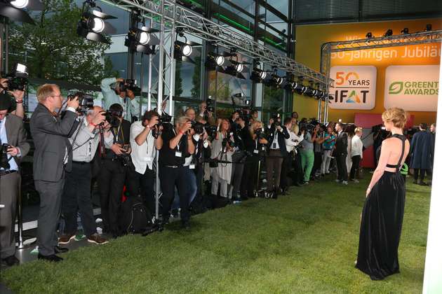 Prominente posierten bei den GreenTec Awards auf einem grünen Rasen.