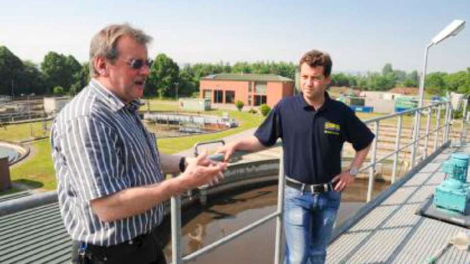
                        
                        
                          Eingespieltes Team bei Modernisierungen: Peter Koller (l.), Werkleiter des Abwasserbetriebs Rinteln, und Automatisierungsexperte Simon Lübbing.
                        
                      