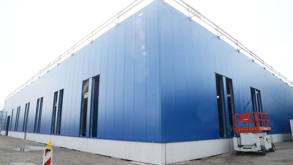 2.500 m² zusätzliche Kapazität brachte die Eröffnung einer neuen Montagehalle für den Verpackungsspezialisten KHS.