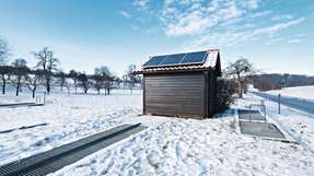 Solarpanels auf dem Dach der Pilotanlage versorgen die Steuerung der Regenrückhaltebecken mit Strom. Fällt die Stromversorgung länger aus, erlaubt eine Notlauffunktion das mehrmalige Betätigen der Armaturen.