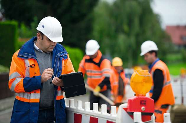 Mit Tablet an der Baustelle: Mitarbeiter der Qualitätssicherung arbeiten vor Ort mit einer App, über die Ergebnisse der Kontrolle in eine zentrale Datenbank übermittelt werden.