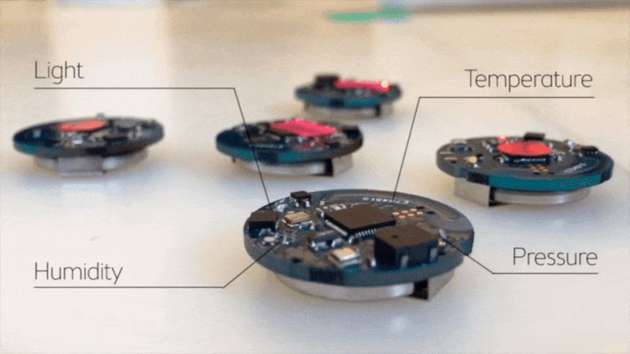 Der Oombrella bezieht Daten per Smartphone aus dem Internet und misst per Sensor die Feuchtigkeit, die Temperatur und den Druck. Er eignet sich so als wandelnde Wetterstation.