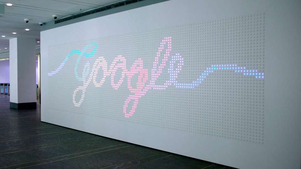 Es füllt ein ganze Wand, hat 5.880 einzelne Knöpfe und steht mitten in New York: Im Google-Büro steht ein interaktives Display