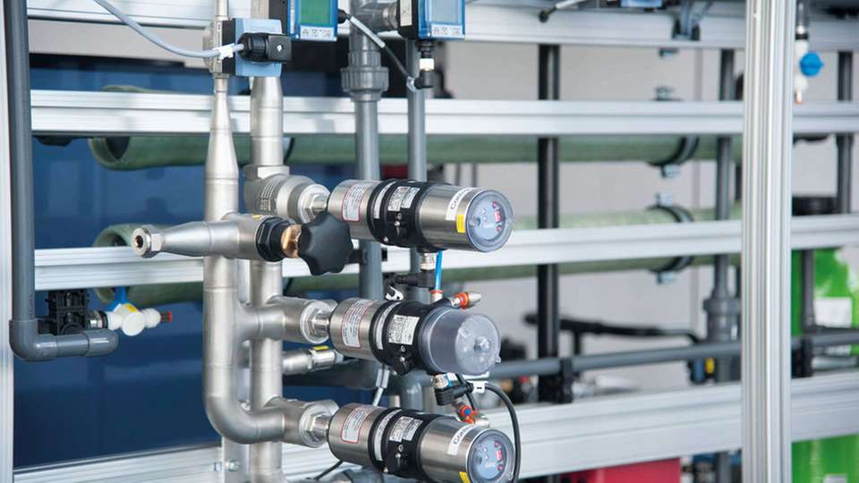 Das Bürkert-Systemhaus baute eine Umkehrosmose-Anlage zur Entsalzung von industriellen Prozesswässern oder Trinkwasser. 