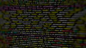Die Software von vernetzten Systemen besteht aus Tausenden bis Millionen Zeilen Code. Darin die sicherheitsrelevanten Schwachstellen zu finden ist eine große Herausforderung.