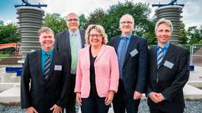 Die NRW-Wissenschaftsministerin Svenja Schulze besichtigte mit Professor Frank Jenau, Dirk Biermann, Prorektor Forschung, Professor Christian Rehtanz und Projektingenieur Joachim Berns (v.r.) die Baustelle der geplanten Versuchsanlage für HGÜ.