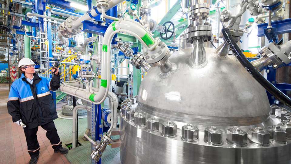 Kohlendioxid als neuer Rohstoff:  In dieser Produktionsanlage in Dormagen baut Covestro jetzt 20 Prozent CO2 in eine wichtige Schaumstoff-Komponente ein.