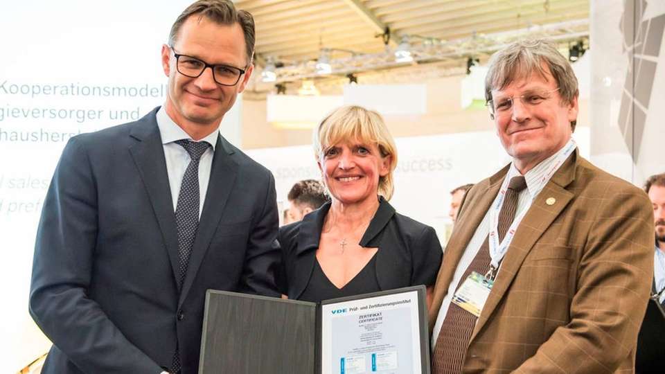 Matthias Taft, Energievorstand der BayWa AG nimmt von Dr. Beate Mand (Vorstand des VDE) und Prof. Dr. Eicke R. Weber (Leiter des Fraunhofer-Instituts für Solare Energiesysteme ISE) auf der Intersolar Europe 2016 am BayWa-Stand das VDE-Zertifikat zur Errichtung standardisierter PV-Kraftwerke entgegen.