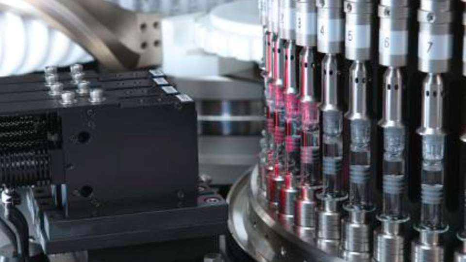 
                        
                        
                          Eine von Esai Machinery entwickelte Technologie erkennt mittels eines optischen Sensors bewegliche Partikel in flüssigen Pharmazeutika.
                        
                      