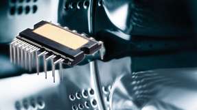 Die neu entwickelte SLIMDIP-Modul-Serie zielt auf den verstärkten Einsatz der Inverter-Technologie in Klimaanlagen und Elektrogroßgeräte. Hierdurch wird zum einen die Energieeffizienz deutlich verbessert, zum anderen werden neuartige Funktionen realisiert. Die Integration von IGBT und FWD in einer einzigen Chipstruktur ermöglicht eine Gehäusegröße von nur noch 32,8 mm x 18,8 mm.