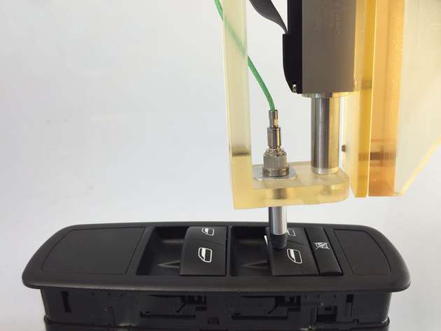 Der Bedienschalter einer elektronischen Handbremse muss zuverlässig dafür sorgen, dass diese aktiviert wird. Überprüft wird das mit Kleinkraftsensoren.