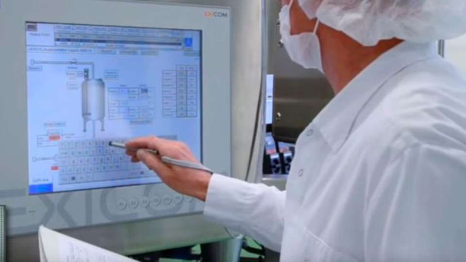 Panel PCs von R. STAHL HMI Systems mit schnellen CPUs sorgen für leistungsfähige Bedienlösungen z.B. in Pharma- und Chemieanlagen.