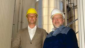 
                        
                        
                          Wolfgang Leuschner (re.), Betriebsleiter bei Nordische Futterfette Carroux, und der Tankanlagenbauer Robert Steenstra: „Ein Systempartner, der alles aus einem Guss liefert, kann im einzelnen vielleicht nicht immer der Billigste sein, aber im Endeffekt hat er sich für uns als der Preiswerteste erwiesen.“
                        
                      