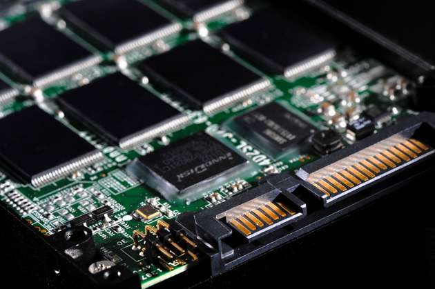 Hohe Qualität und Zuverlässigkeit: InnoDisk setzt auf selbst entwickelte Flash-Controller, die mit besonders leistungsfähigen Algorithmen für das Speicher-Management ausgestattet sind und die Endprodukte unabhängig machen vom schnelllebigen Consumer-Markt. Bei der Montage von Komponenten in BGA-Gehäusen sorgt der zusätzliche Fertigungsschritt „Side-Fill“ für eine erhöhte mechanische Belastbarkeit. Infolge ihrer hohen Qualität und Zuverlässigkeit bewähren sich die SSDs von InnoDisk auch bei Einsatzfällen in der Luftfahrt und in militärischen Ausrüstungen.