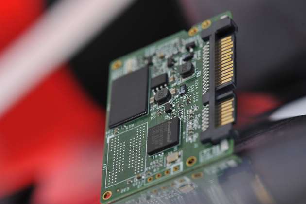 SATA Slim – eine kompakte Alternative: Mit dem JEDEC-Standard MO-297 ist 2009 die Spezifikation für eine SSD (Solid State Disk) mit den Abmessungen 54x39 mm und einem SATA-Interface vorgestellt worden. Unter der Bezeichnung „SATA Slim“ wird dieses sehr erfolgreiche Format von InnoDisk mit unterschiedlichen Speichermedien (MLC, SLC und iSLC), Interfaces (SATA II, SATA III), Speicherkapazitäten (2GB bis 256GB) und Temperaturbereichen angeboten.