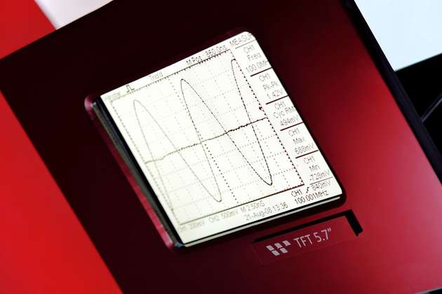 Monochrome TFT-Displays: Relativ neu sind monochrome TFT-Displays. Wie alle TFTs haben sie einen hohen Kontrast und kurze Ansprechzeiten. Da sie kein Farbfilter brauchen, können sie besonders hohe Helligkeiten erreichen. Die aktuell verfügbaren Anzeigen WF62A (6,2 Zoll, 640 x 320 Pixel, 600 cd/m²), WF57S (5,7 Zoll, 320 x 240 Pixel, 1.000 cd/m²) und WF35S (3,5 Zoll, 240 x 320 Pixel, 500 cd/m²) unterstützen 2, 4 oder 16 Graustufen. 