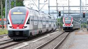  Am Stellwerk eines Bahnhofs werden Weichen, Signale und Schranken für die sichere Einfahrt der Züge gesteuert.