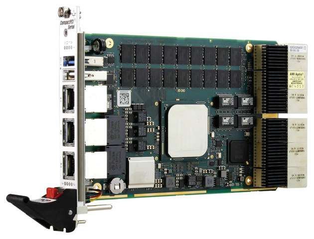 Den Multicore-System-Basis-Chip gibt es in verschiedenen Ausführungen mit 4, 8 oder 16 Kernen und RJ45- (links) oder robusten M12-Steckern (rechts).