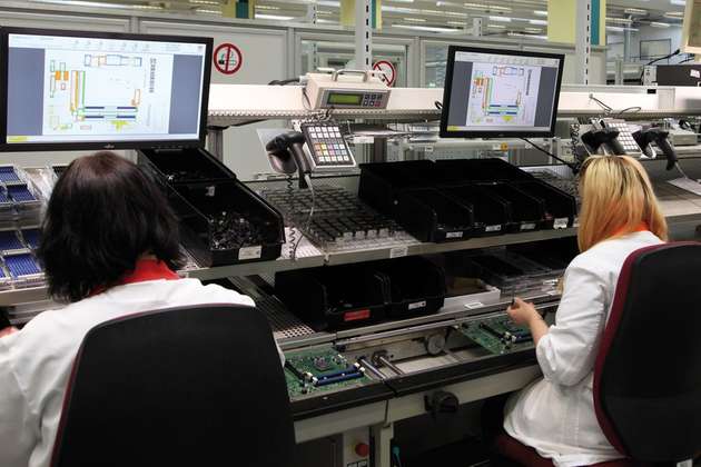 Mitarbeiterinnen bekommen die nächsten Arbeitsschritte per RFID direkt vom Objekt übermittelt.