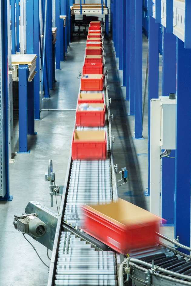 Ein Rollenband transportiert Produkte schnell zur Verpackungsstation und zum Versand.
