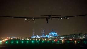 Ein geschichtsträchtiger Moment: Der Rekord-Sonnenflieger Solar Impulse 2 landet nach vollendeter Weltumrundung am Ausgangspunkt Abu Dhabi. 