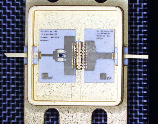 Der acht Quadratmillimeter große Leistungsverstärker funkt auf einer Frequenz von 5,8 GHz für den neuen Mobilfunkstandard 5G benötigt. Herzstück des Mikrochips sind die mittig angebrachten Halbleiter-Schaltungen aus Galliumnitrid (GaN).