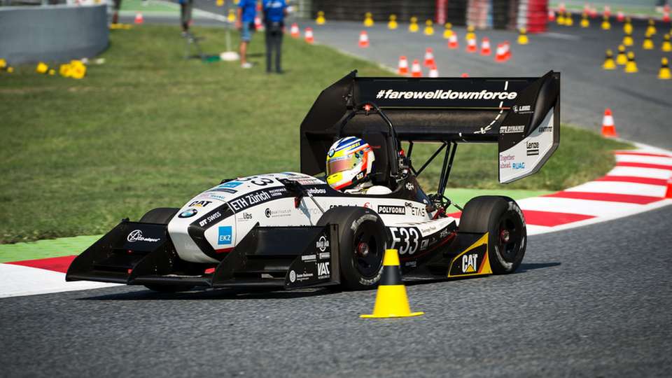Das Fahrzeug des Formula Student Teams brach den bisherigen Weltrekord von 1,779 Sekunden - die Geschwindigkeit von 100 Stundenkilometern erreichte der Rennwagen in unter 30 Metern. 