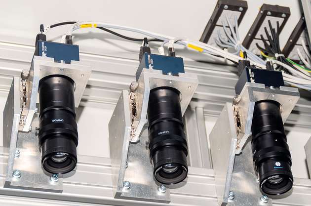 Mit Hilfe von Kamerasystemen lassen sich Blechteile auf den Mikrometer genau vermessen. 