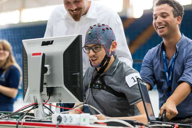 Der Brain-Computer-Interface erfasst Hirnströme und wandelt sie in Steuerungssignale an - so bewegen die Athleten beim Cybathlon ihren Avatar im virtuellen Rennen.