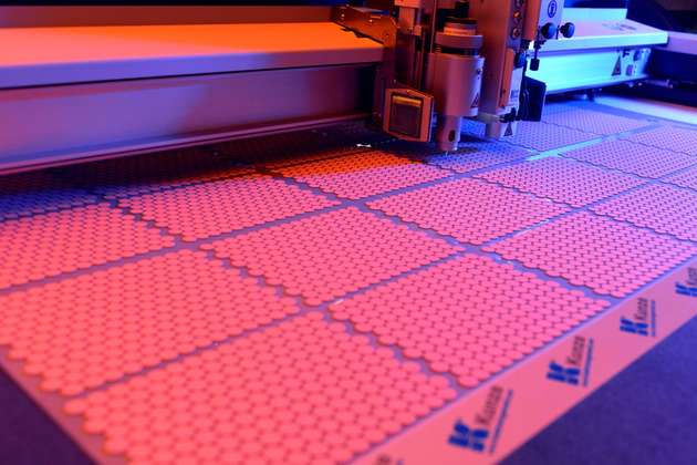 Folienfertigung Der Einsatz von CNC-gesteuerten Schneidemaschinen ermöglicht eine optimale Ausnutzung der Bauteile und gewährleistet eine sehr hohe Maßgenauigkeit. So können aufwändige Schneidegeometrien und entsprechende Anlieferungsformen (Kiss Cut) realisiert werden, die mit bisherigen Fertigungsmethoden wie Stanzen nicht zu erreichen waren.