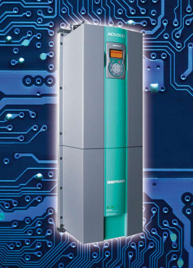 Der flüssigkeitsgekühlte Frequenzumrichter ADV200 WH für Leistungen von 30 bis 1800 kW bietet sich besonders für die Kunststoff verarbeitende Industrie an.