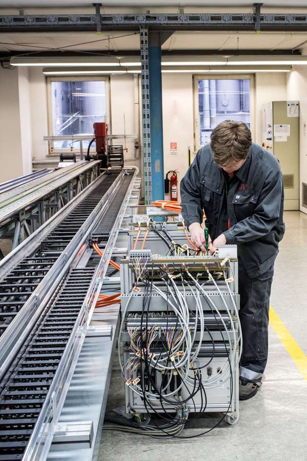 Im Motion Application Center von Nexans werden Leitungen einem Dauertest unter mechanischer Belastung unterzogen.