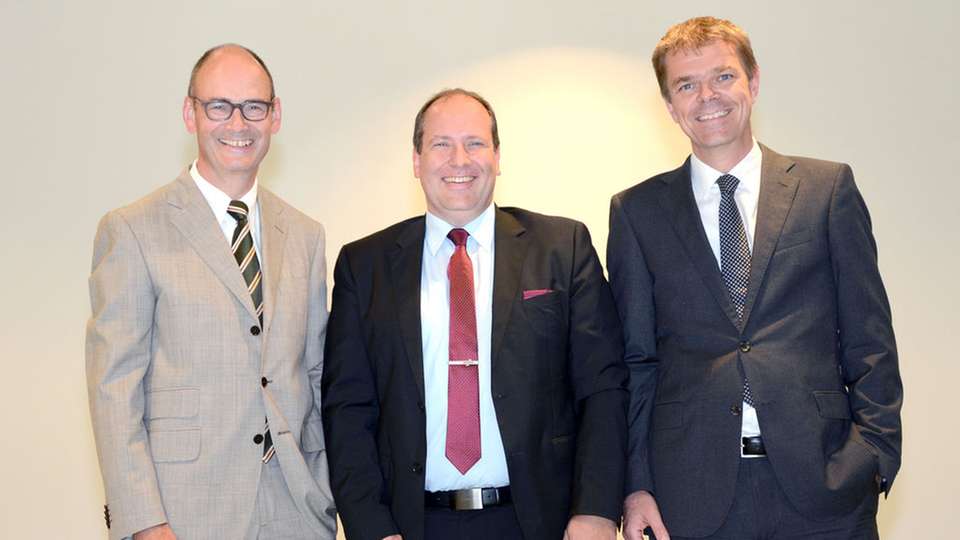 V. l. n. r.: Daniel P. Bachofen, Geschäftsleitung, Bachofen Thilo Döring, Vertriebsdirektor Zentraleuropa, HMS Industrial Networks; Michael Kaufmann, Leiter Verkauf OEM und Export, Bachofen.