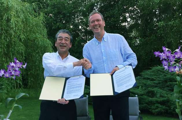 Hirose-Präsident Kazunori Ishii (links) und Vorstandsvorsitzender Philip Harting freuen sich auf die künftige Zusammenarbeit beim Erstellen eines neuen Verbindungstechnik-Standards für Industrie 4.0