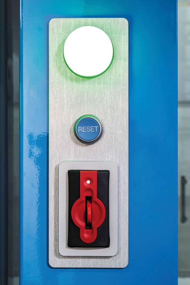 Das CKS von Euchner besitzt neben einem Reset-Schalter eine Anzeige, die je nach Zustand der Maschine weiß, blau, rot, grün oder gelb aufleuchten kann. Unten in Rot sehen Sie den entnehmbaren Schlüssel.