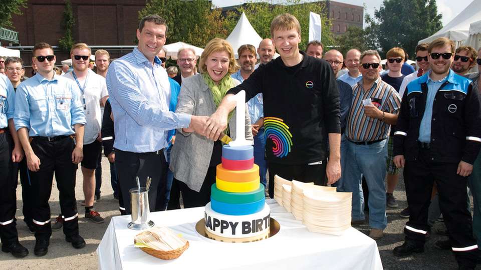 Anschnitt der Geburtstagstorte zum Einjährigen: Innovationsvorstand Markus Steilemann, Gesamtbetriebsrats-Vorsitzende Petra Kronen und Jürgen Meyn, Standortsprecher Krefeld-Uerdingen.
