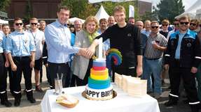 Anschnitt der Geburtstagstorte zum Einjährigen: Innovationsvorstand Markus Steilemann, Gesamtbetriebsrats-Vorsitzende Petra Kronen und Jürgen Meyn, Standortsprecher Krefeld-Uerdingen.