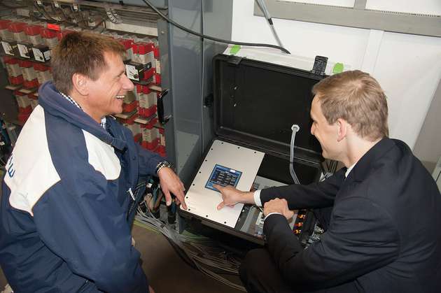 Ralf Schwollius von der Netze BW (l.) und Kilian Eckert von Janitza (r.) an der Messbox.