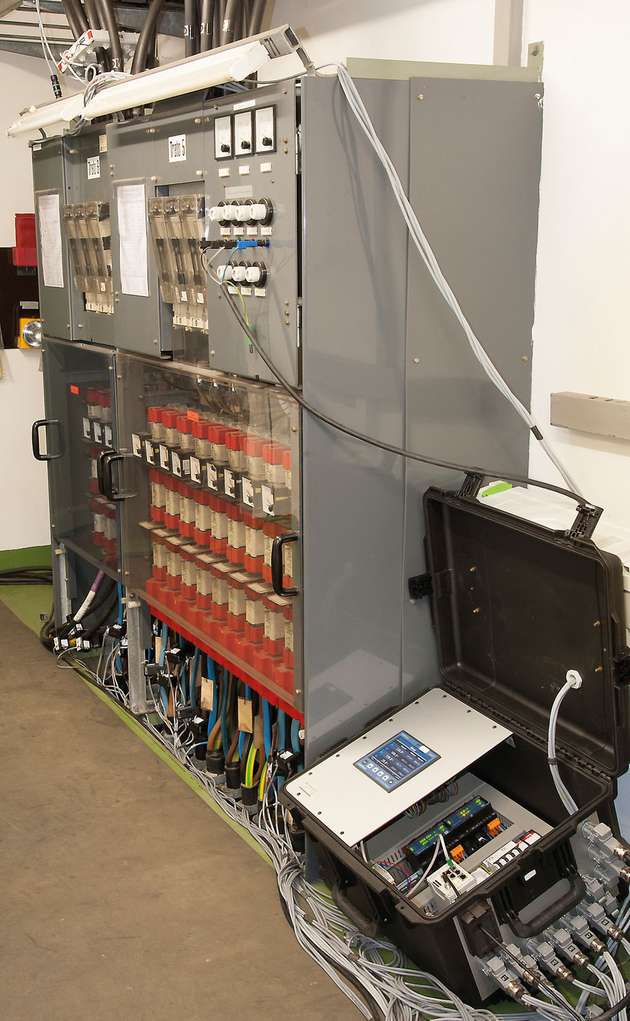 Die mobile Messbox neben einem Abgangsfeld: Die Klappwandler lassen sich ohne Eingriff am Leiteranschluss montieren und demontieren.