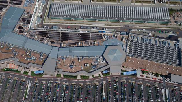 Mit rund 200 Läden auf einer Fläche von 100.000 Quadratmetern ist das Il Centro das größte Einkaufszentrum in Italien. Sein gesamtes Dach ist mit Solarmodulen bedeckt.
