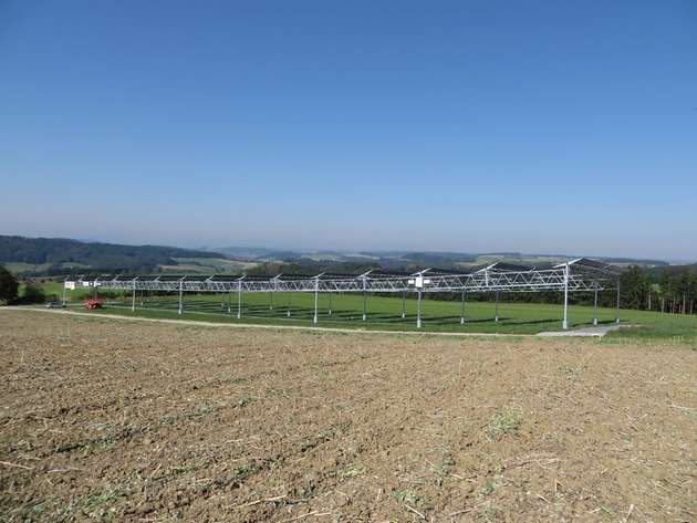 Die Anlage ist nach Südwesten ausgerichtet. Für eine optimale Verteilung der Sonneneinstrahlung auf der landwirtschaftlichen Fläche und eine gleichmäßige Nutzpflanzenentwicklung ist der Abstand der PV-Modulreihen circa 60 Prozent größer als bei herkömmlichen PV-Freiflächenanlagen.