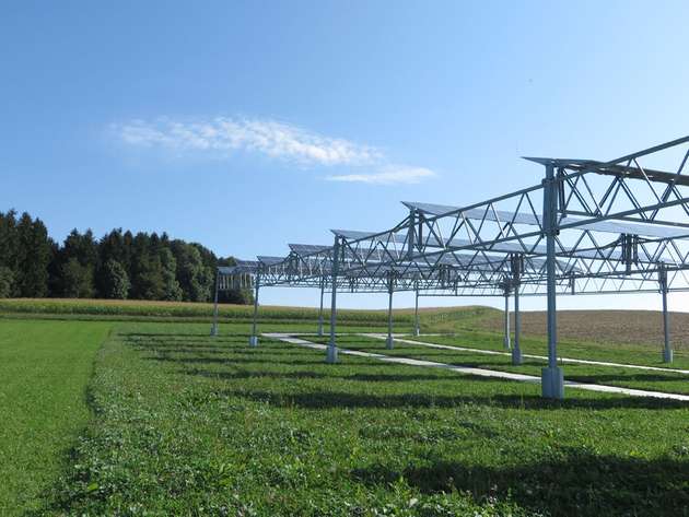 Die Gesamthöhe der PV-Anlage beträgt acht Meter, die Durchfahrtshöhe fünf Meter.