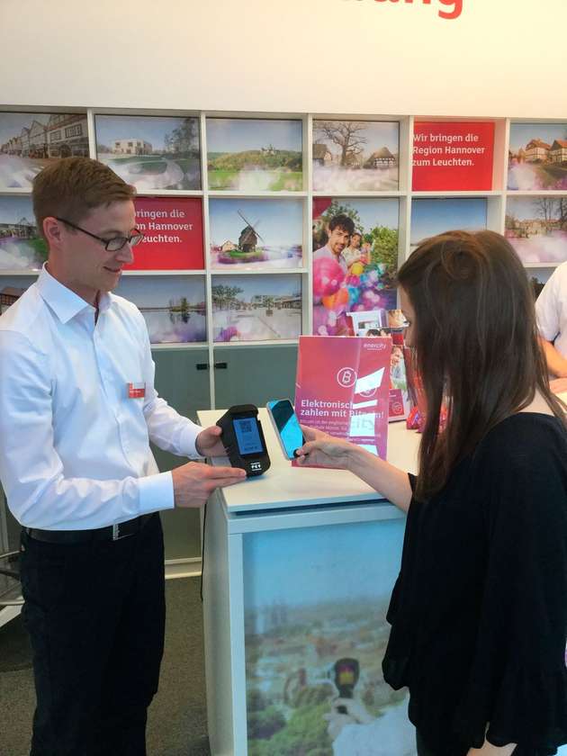 Kundenberater aus den Enercity-Kundencenter in Hannover demonstrieren die digitale Zahlung am Terminal 