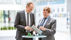 Volker Koppert (links), Leiter der Business Unit PCB Connectors, und Torsten Janwlecke, Präsident der Business Area Device Connectors, sehen in Steckverbindern und Elektronikgehäusen viel Potenzial.