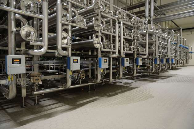 Im Spitzenbetrieb soll die niederländische Molkerei täglich bis zu 2,7 Millionen Liter Molke verarbeiten.
